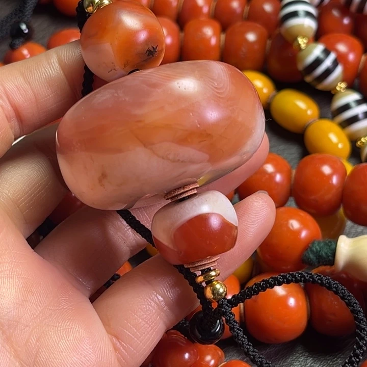 颈饰琉璃青琉璃………..