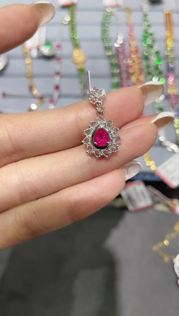 18K金镶嵌天然红宝石吊坠