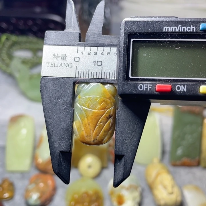 【闪购商品】未镶嵌岫岩河磨玉（透闪石质玉）挂件