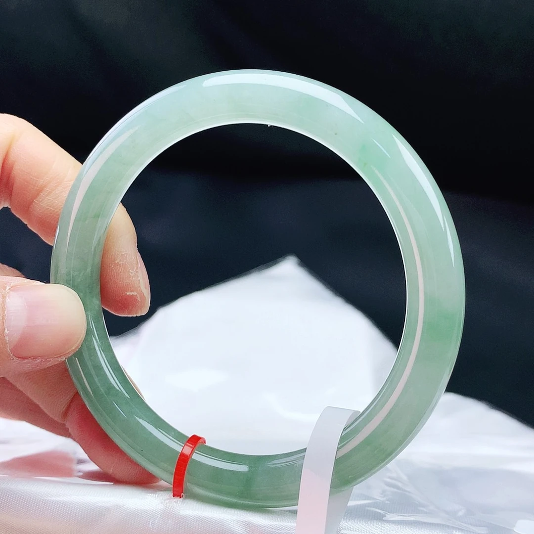 翡翠手镯未镶嵌55圈