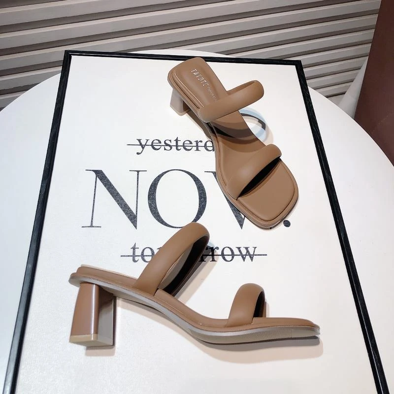 5CM咖色粗跟一字拖外穿新款网红仙女风超火方头露趾中跟凉拖鞋女.