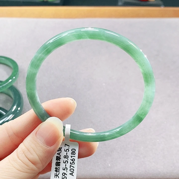 翡翠未镶嵌手镯（圆镯）