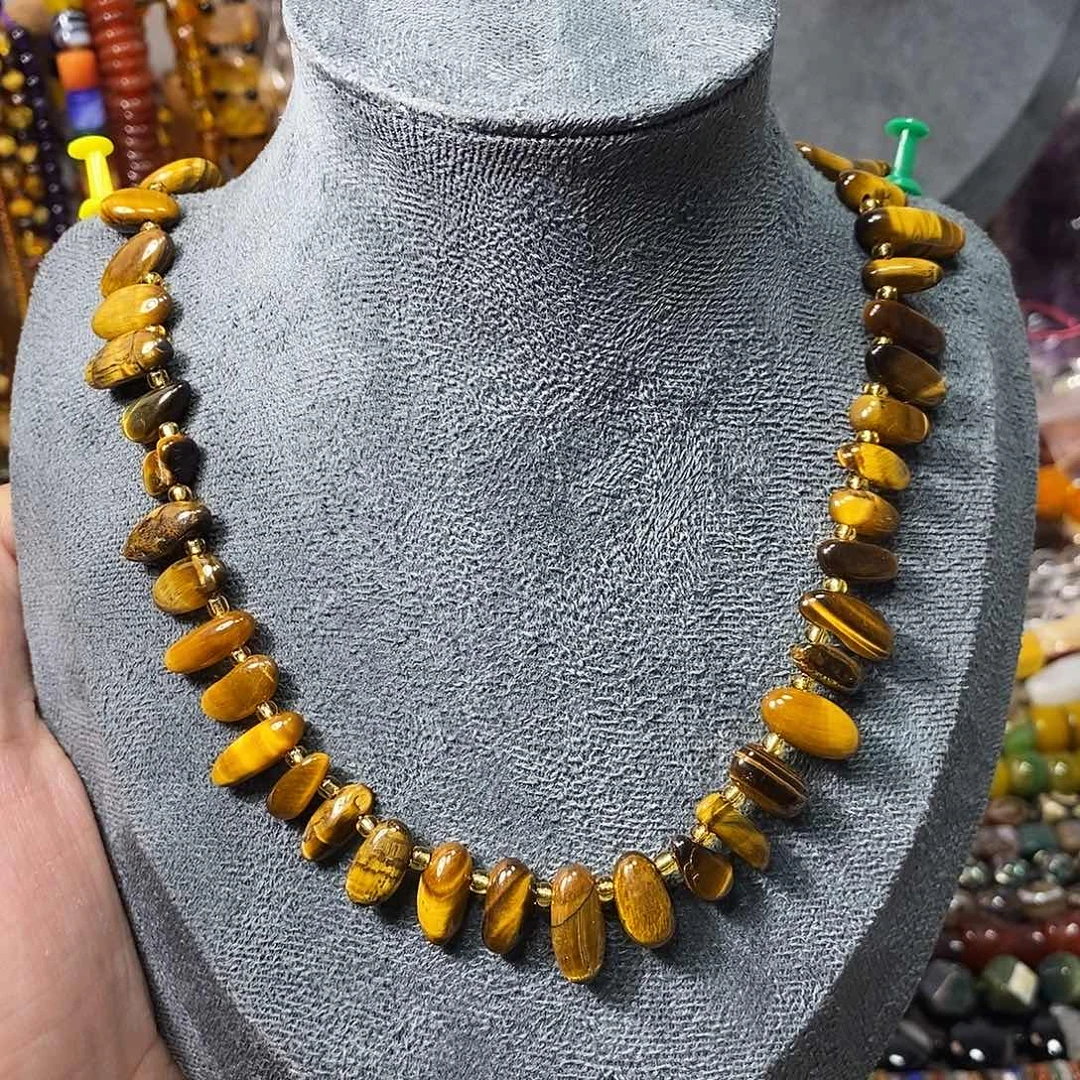 石英质玉未镶嵌，A品虎眼长牙一条，