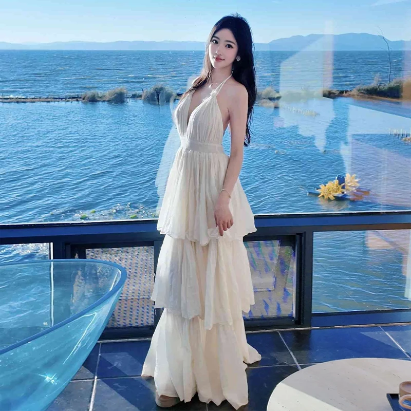 法式气质高级感度假风挂脖连衣裙性感v领显身材收腰a字蛋糕长裙子
