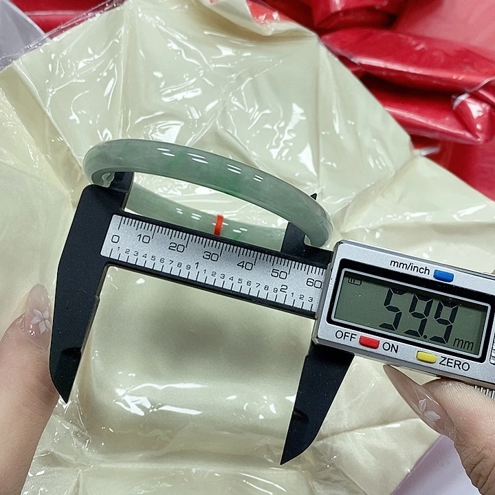 翡翠手镯未镶嵌175。