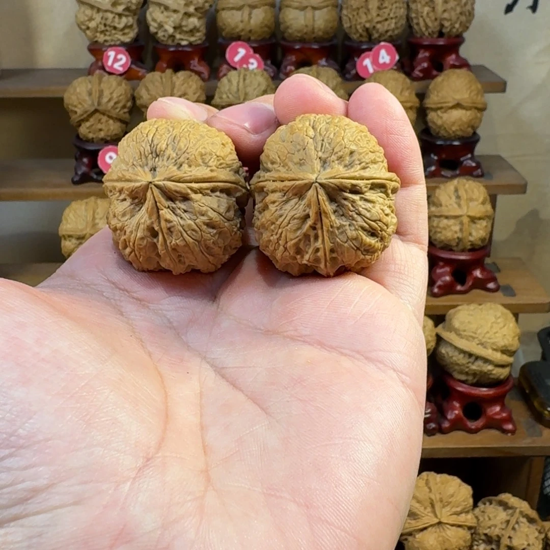 铁核桃把件麒麟纹狮子头三棱