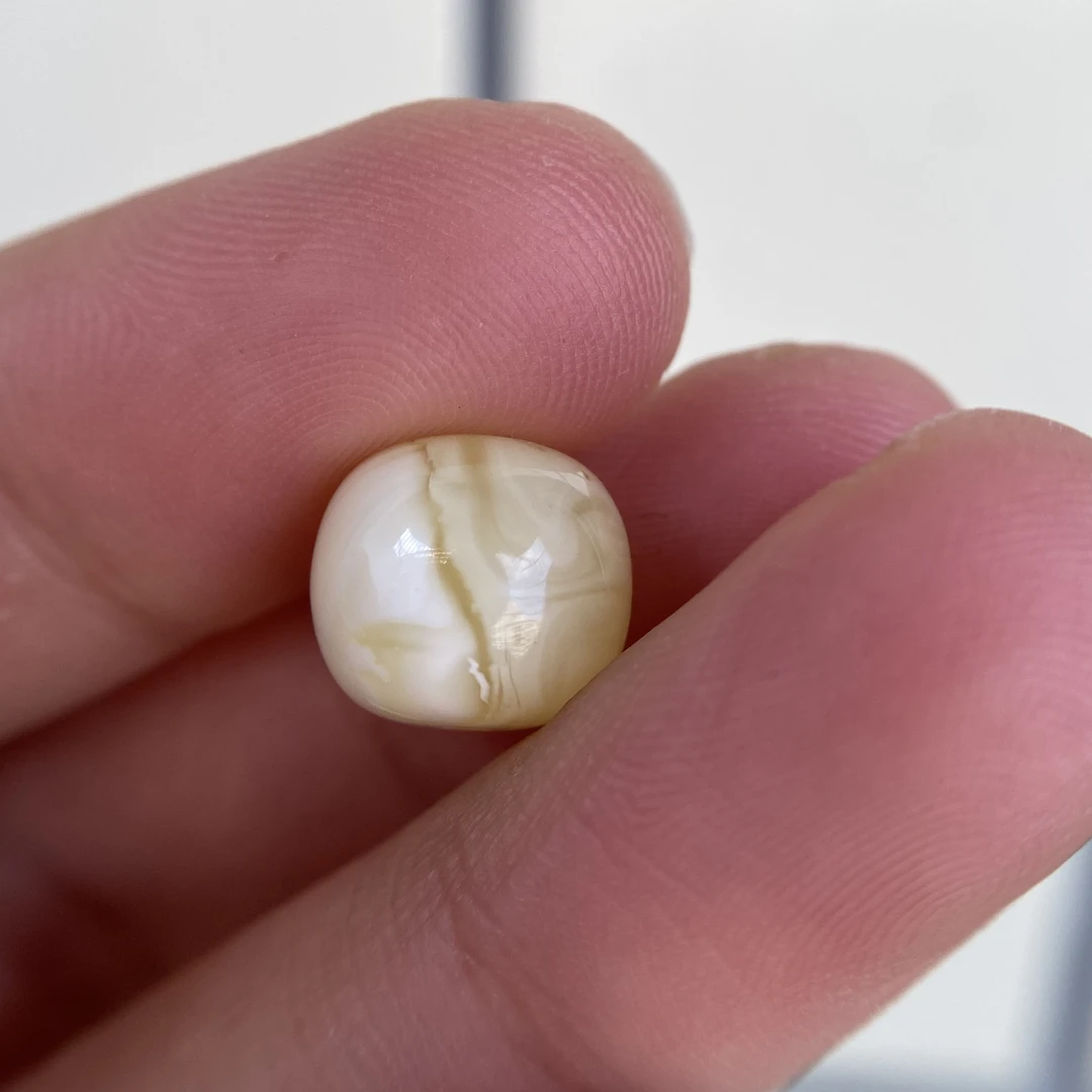 蜜蜡特色奶黄白老型配饰11.0×9.8mm，飘花无优化保天然
