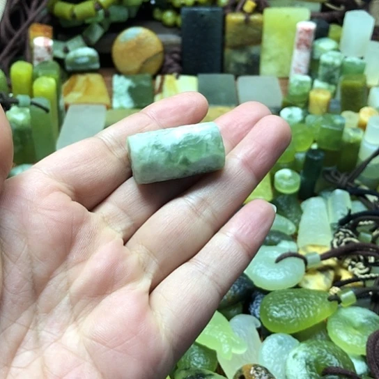 未镶嵌岫玉吊坠岫