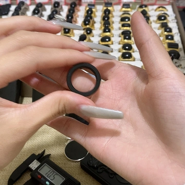 起***烦和田玉未镶嵌颈饰