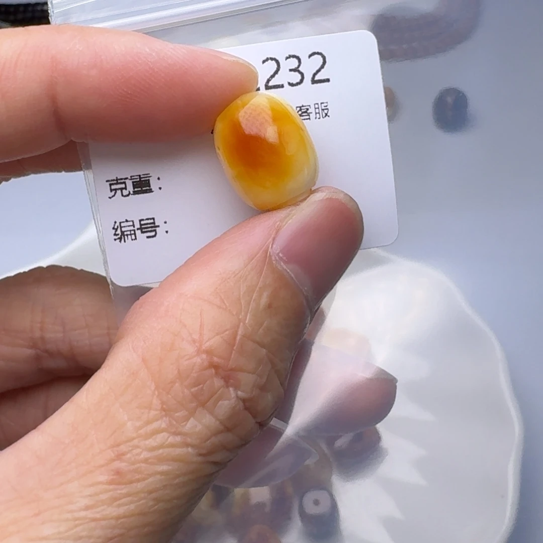 琥珀未镶嵌裸石琥珀