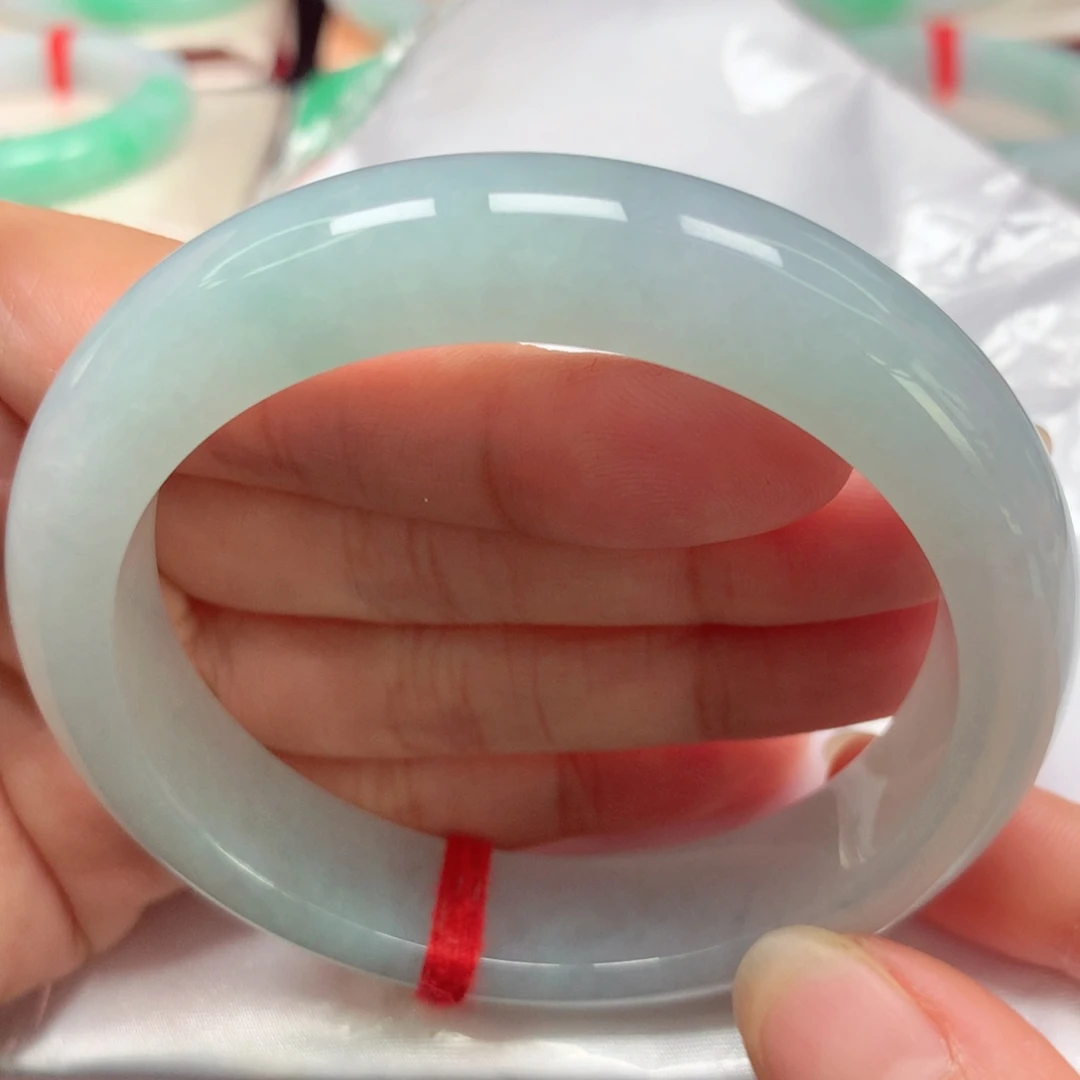 翡翠未镶嵌手镯冰胶蓝底