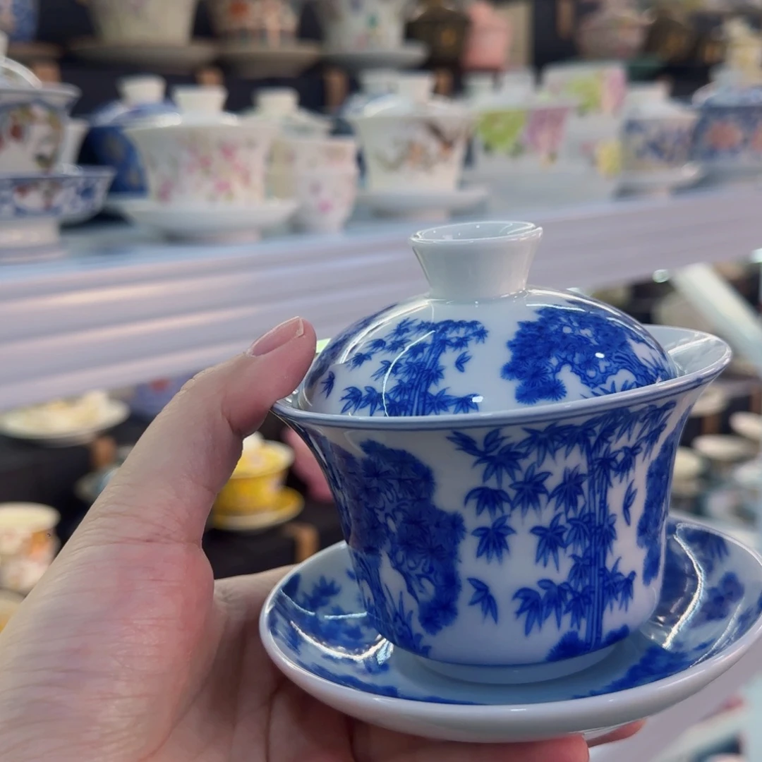 瓷片盖碗很精致很好看