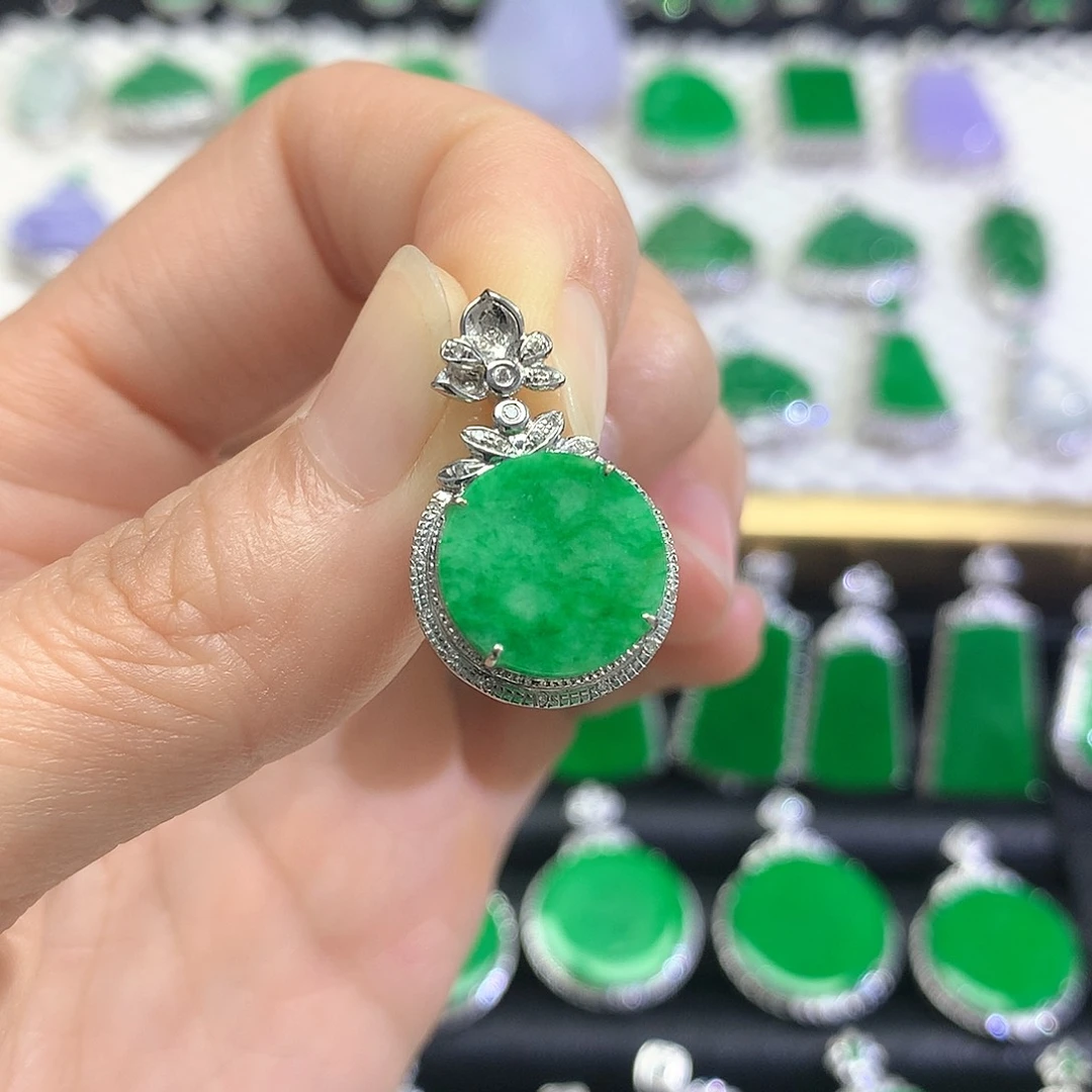 颈饰18K金镶嵌翡翠吊坠