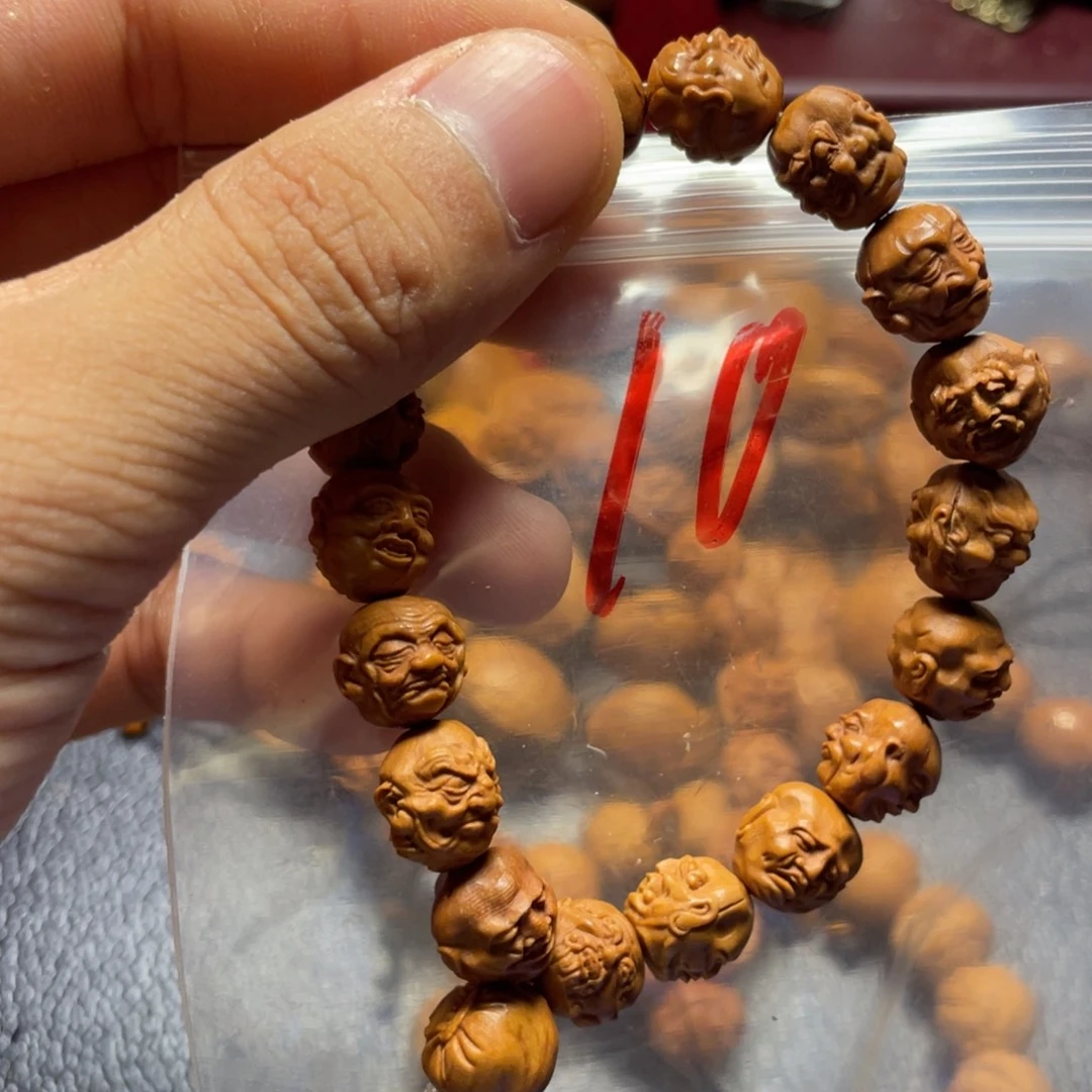 龙纹桃核雕刻瑕疵罗汉