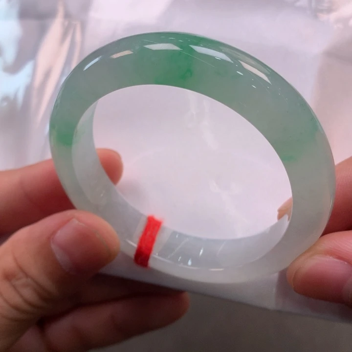 翡翠手镯未镶嵌冰绿