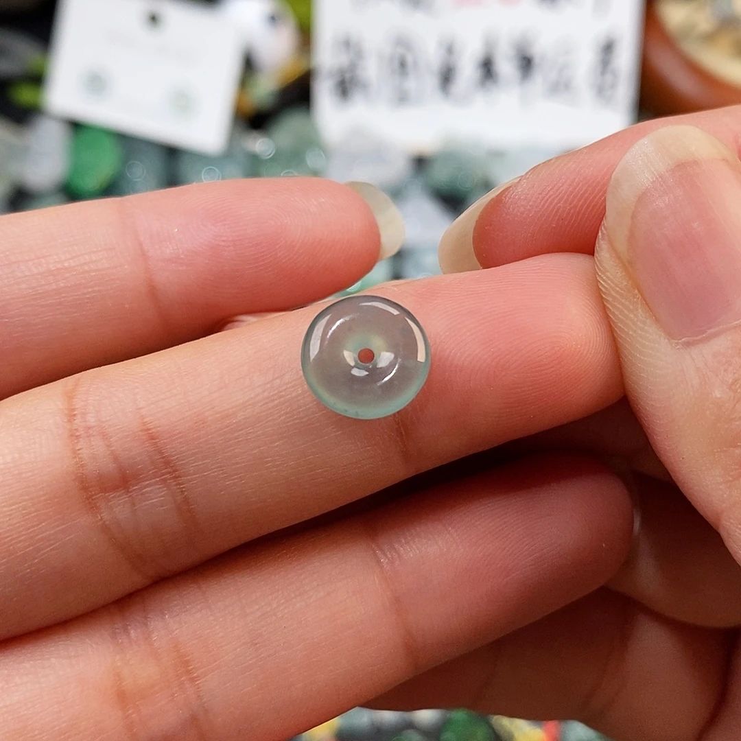 翡翠未镶嵌颈饰平安扣
