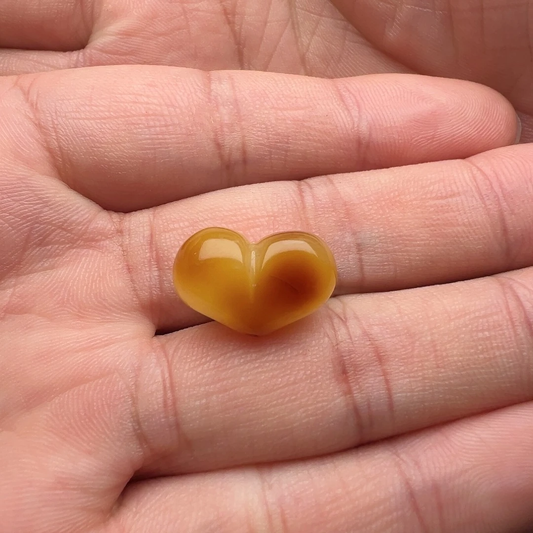 蜜蜡未镶嵌颈饰屁桃