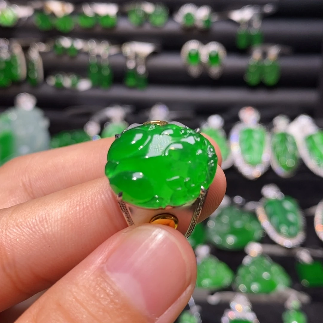 翡翠戒指18K金镶嵌天然翡翠