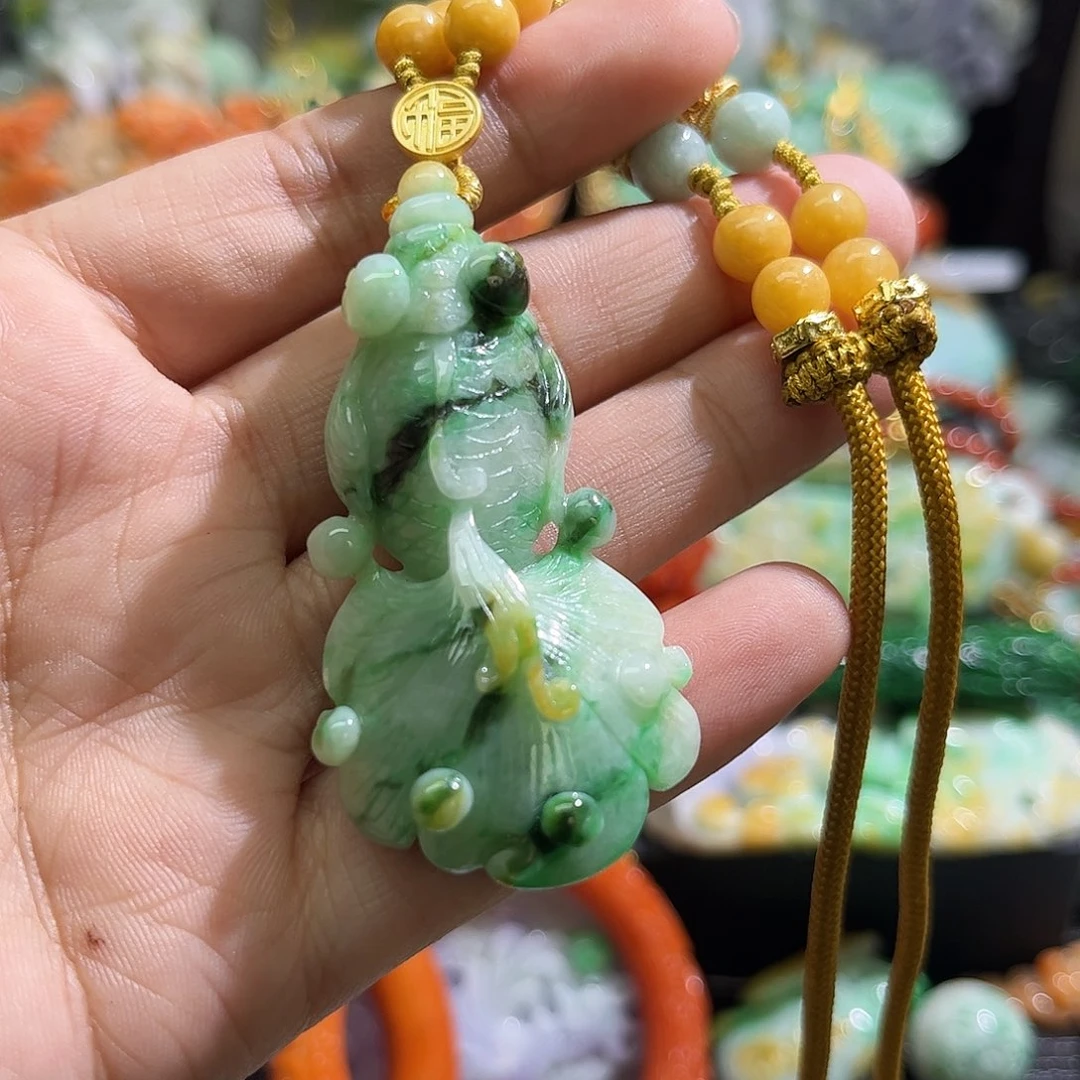 翡翠未镶嵌颈饰待编织