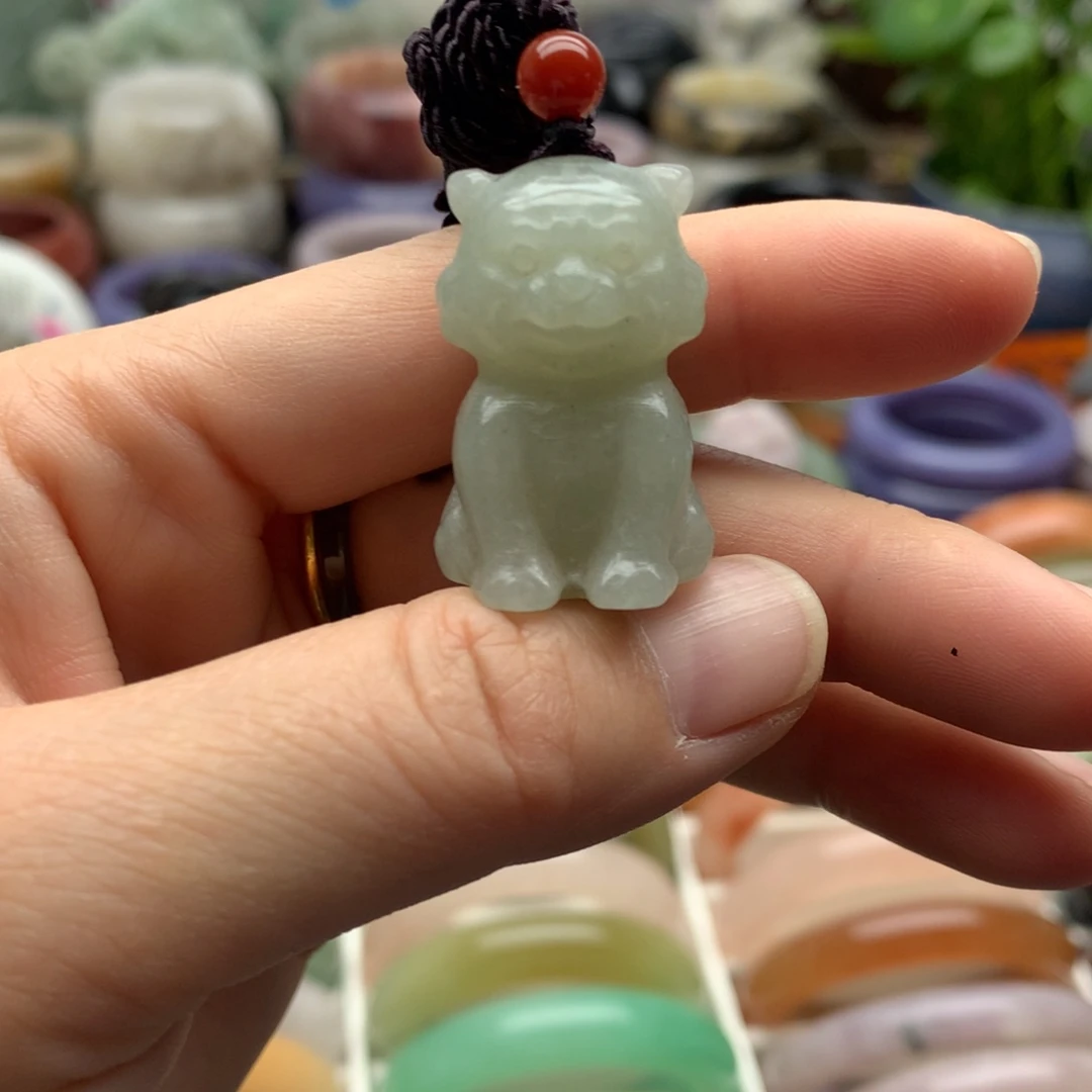 石英岩玉未镶嵌手镯小老虎吊坠