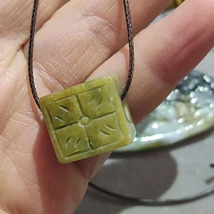 翡翠颈饰未镶嵌天然翡翠方糖吊坠