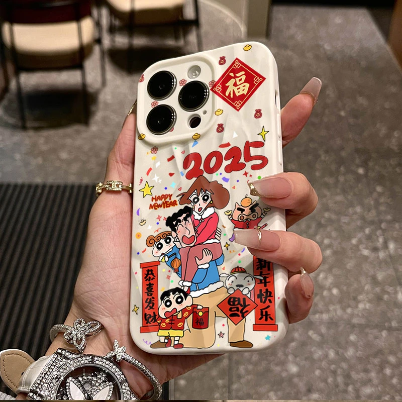 新年蜡笔小新适用iphone16苹果15pro手机壳14plus褶皱13磨砂12/11