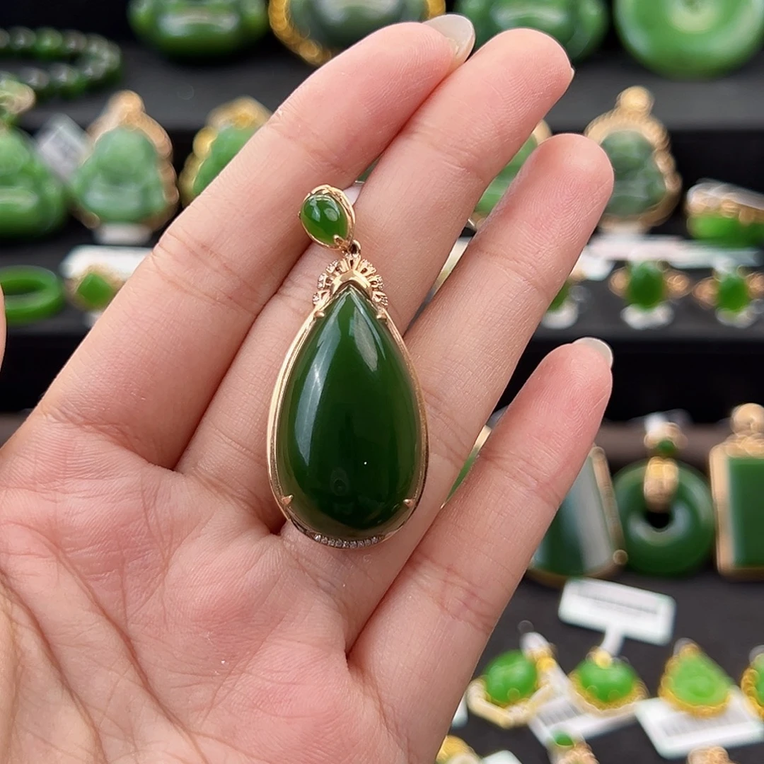 和田玉18K金镶嵌吊坠(不含链)典藏级菠菜绿水滴30mm