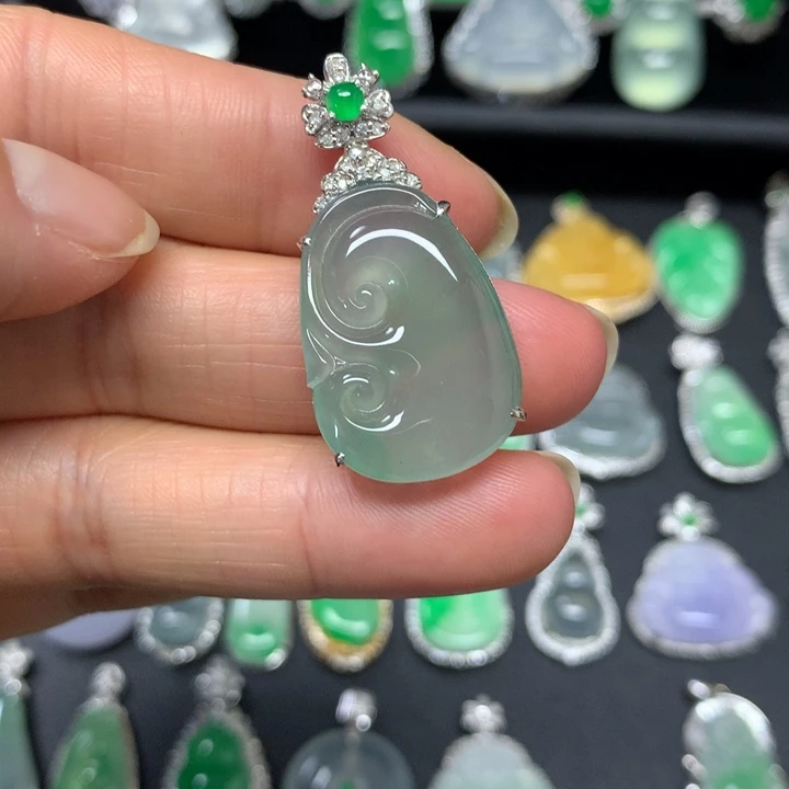 翡翠18K金镶嵌颈饰吊坠