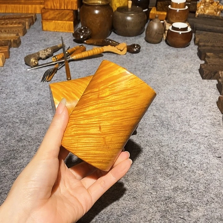 金丝楠玉****司金丝楠笔筒