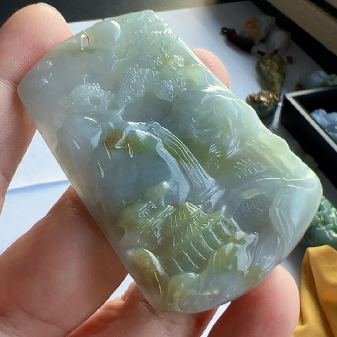 翡翠未镶嵌颈饰山水