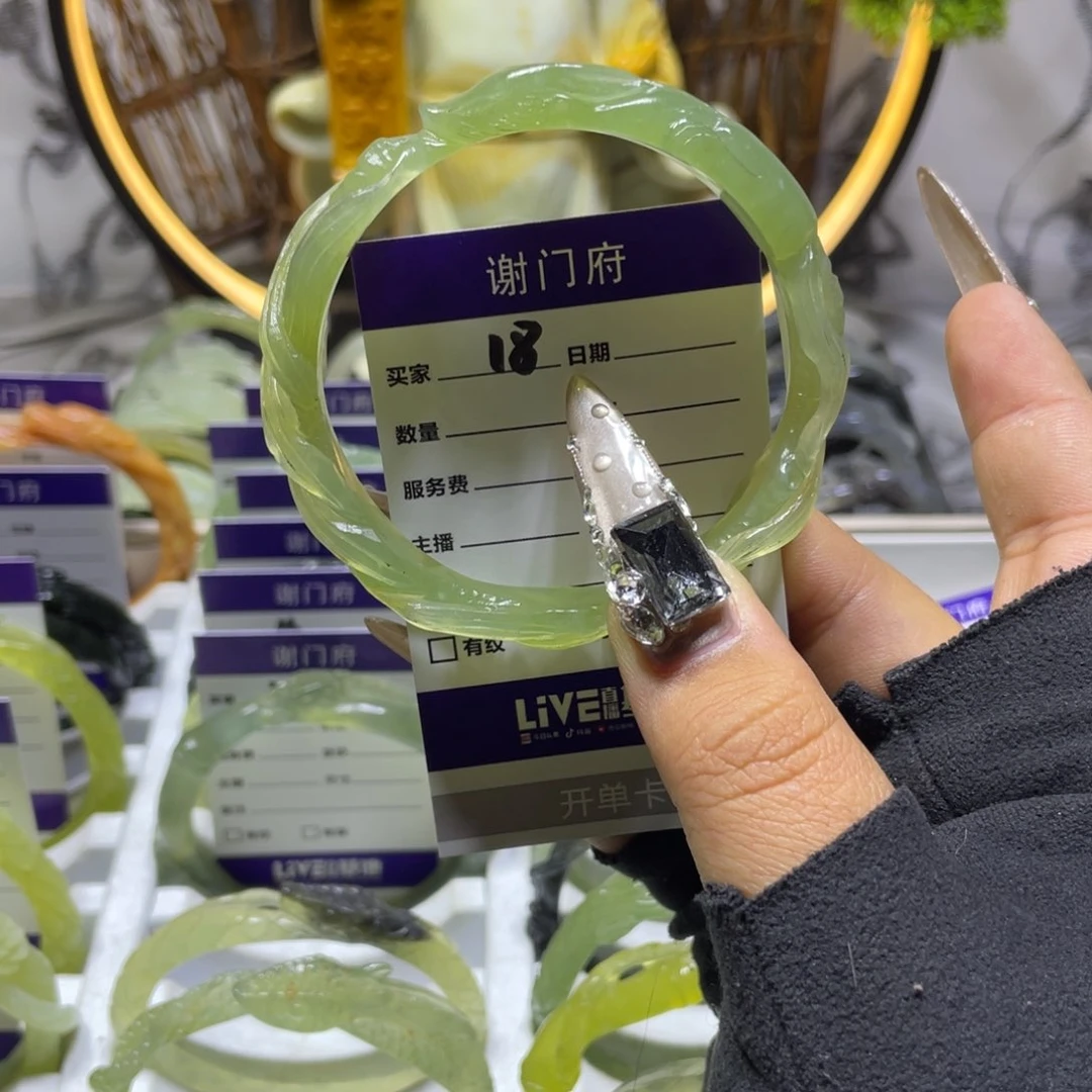 蛇纹石玉手镯未镶嵌三**士