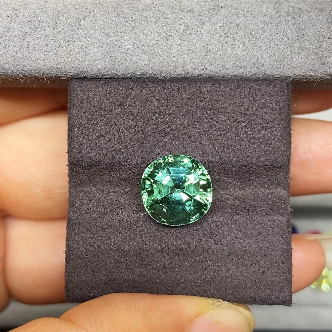 未镶嵌碧玺4.62克拉天然全黑满火彩薄荷绿碧玺