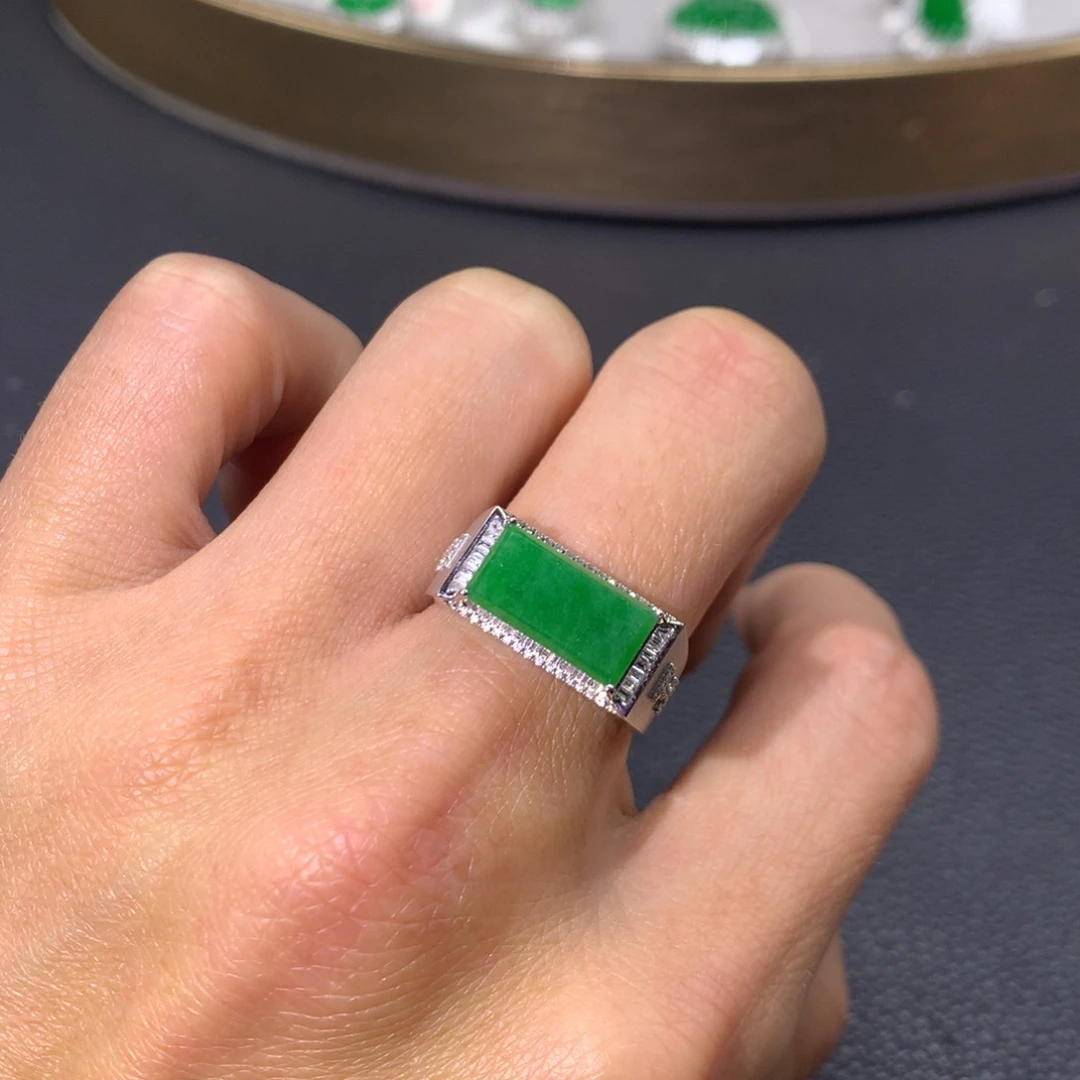 翡翠戒指18K金镶嵌翡翠