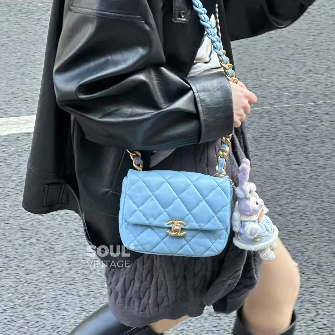 95新 Chanel/香奈儿 淡蓝色 羊皮珐琅粗链条方胖单肩包/610104463