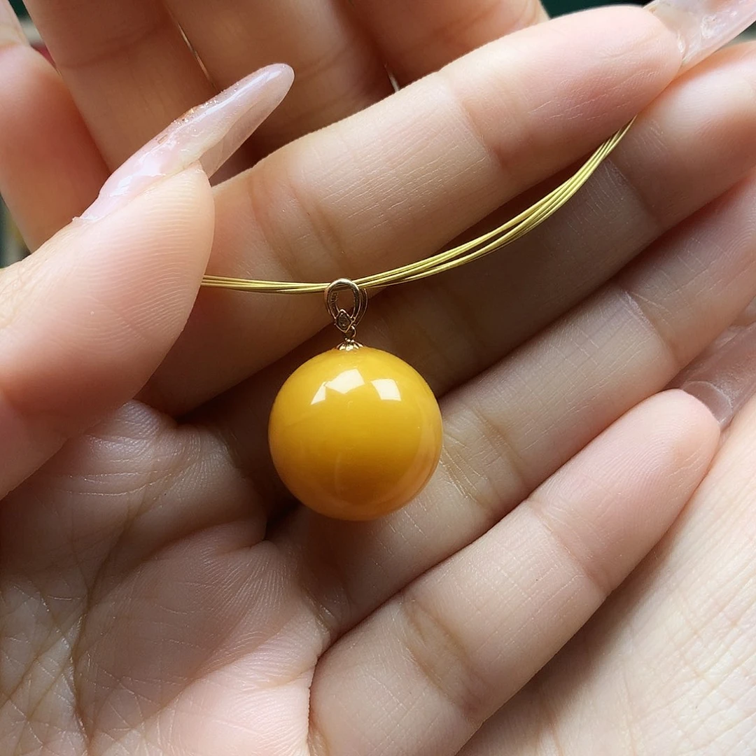 18K金镶嵌颈饰蜜蜡吊坠