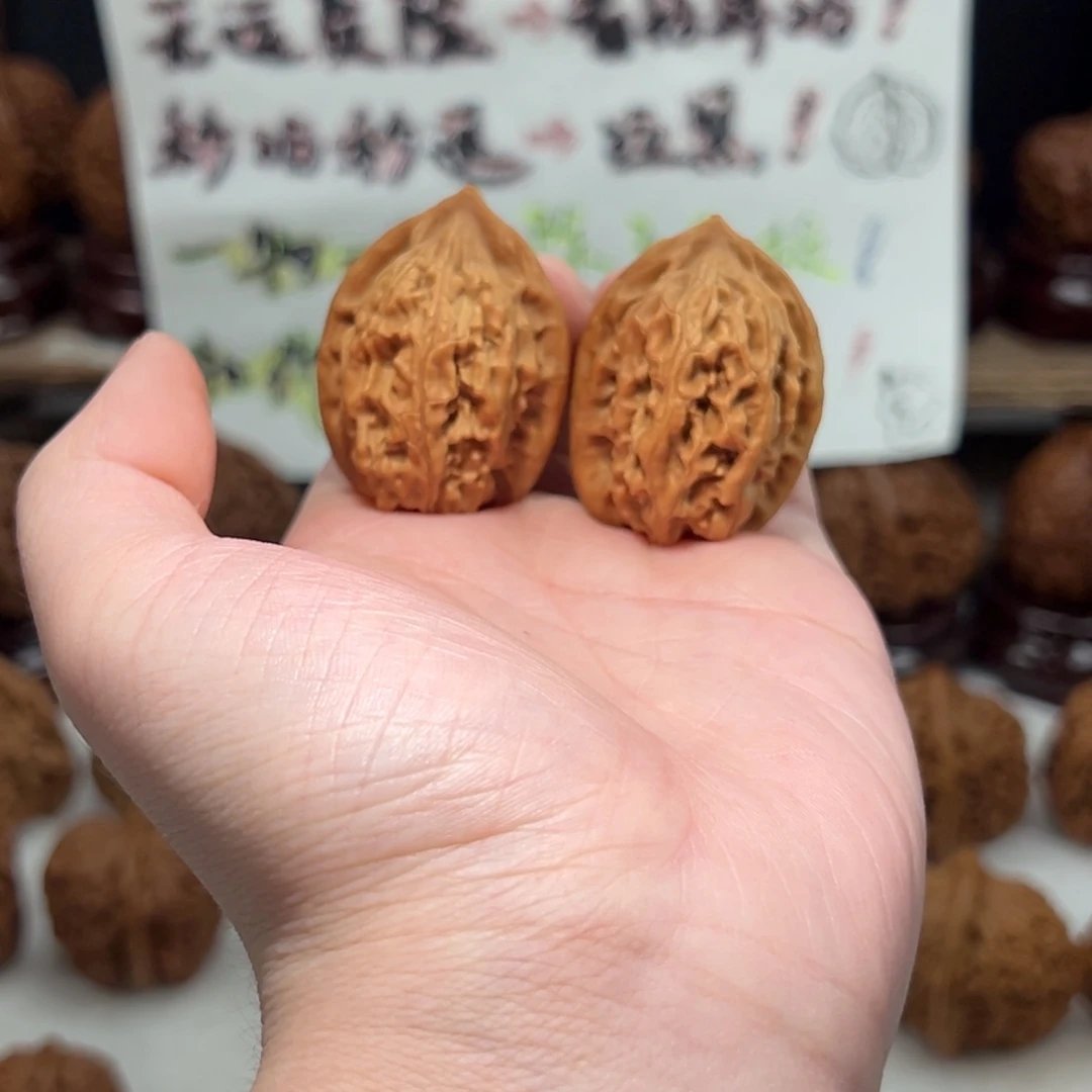 文玩核桃吊坠红玉