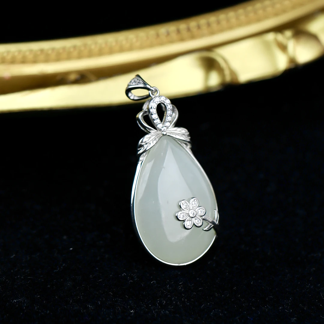 和田玉白玉水滴银镶吊坠