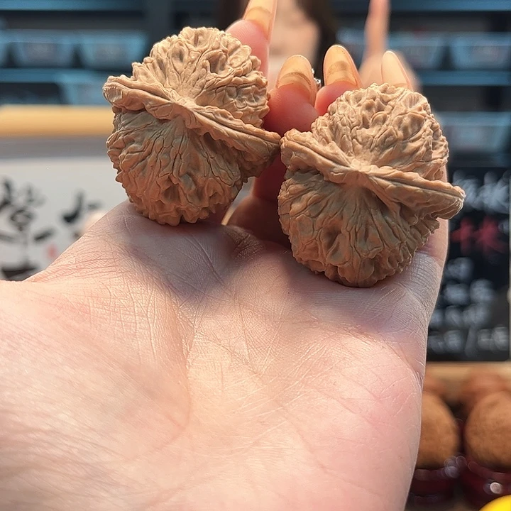 文玩核桃吊坠三角白