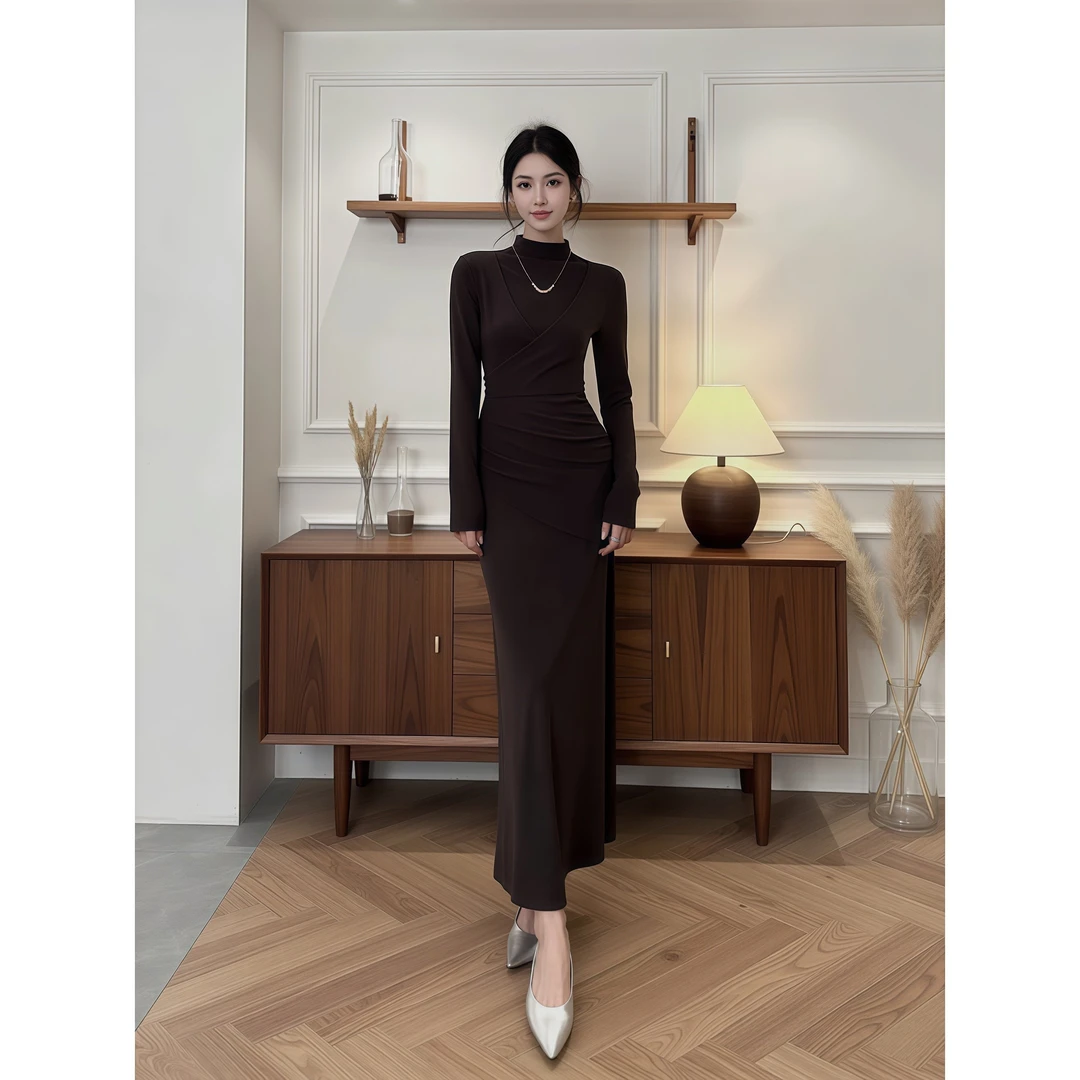 法式气质轻熟风半高领连衣裙女装秋冬褶皱收腰简约百搭打底长裙子