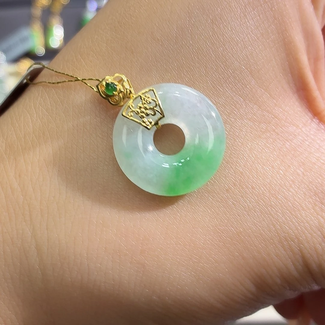 翡翠18K金镶嵌颈饰