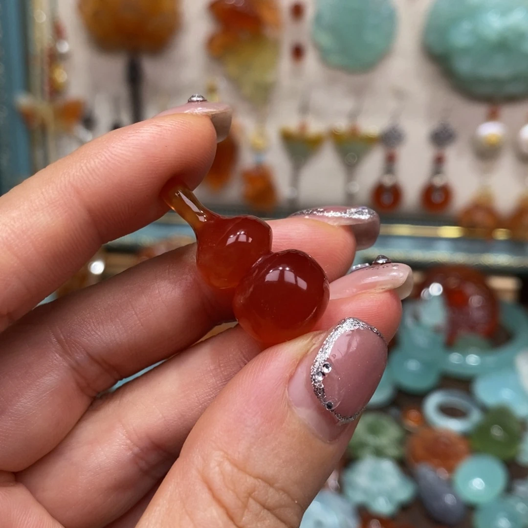 故***渊蛇纹石玉未镶嵌颈饰