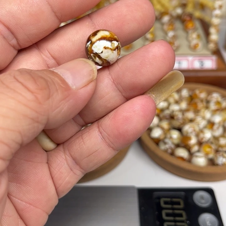 琥珀裸石未镶嵌06号