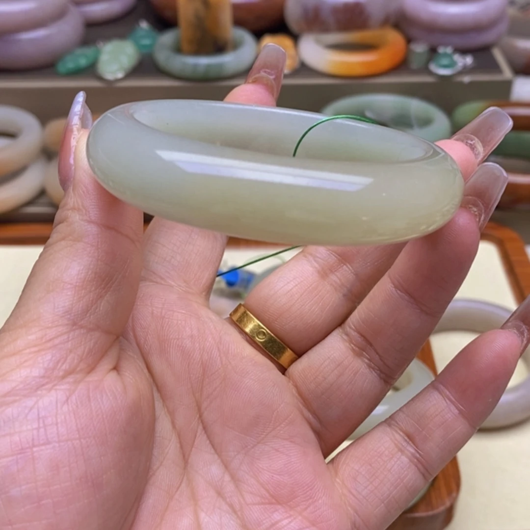 【闪购商品】石英质玉手镯未镶嵌。*！