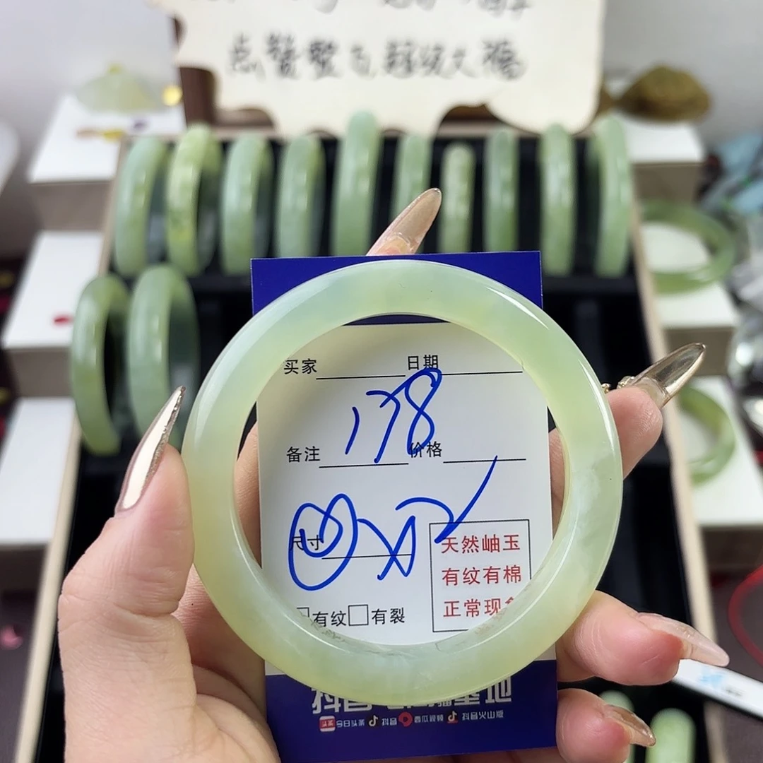 蛇纹石玉手镯未镶嵌。**，