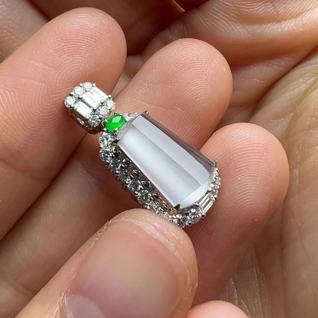 翡翠18K金镶嵌颈饰Y白冰无事牌