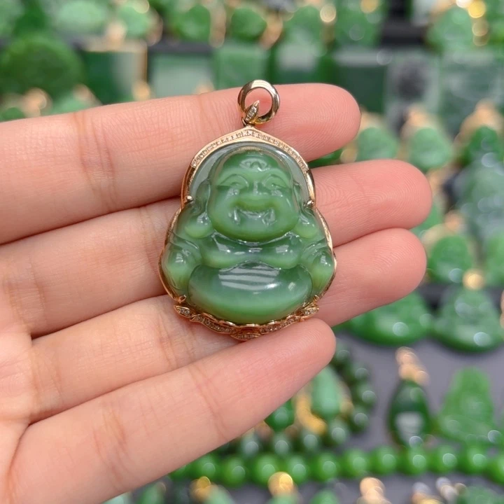 颈饰18K金镶嵌和田玉（碧玉）