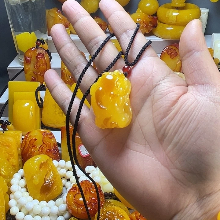 俏色貔貅挂件 服饰配饰