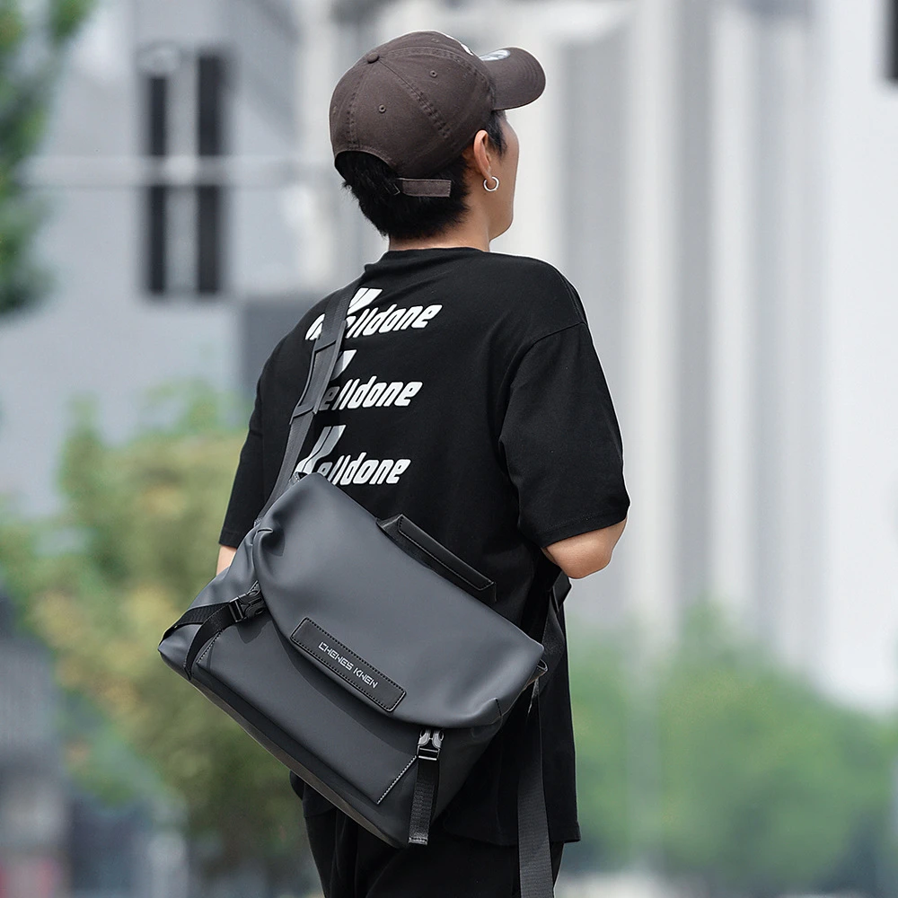 新款方形休闲风软面包盖式男士斜挎包牛津布邮差包男士包日系背包