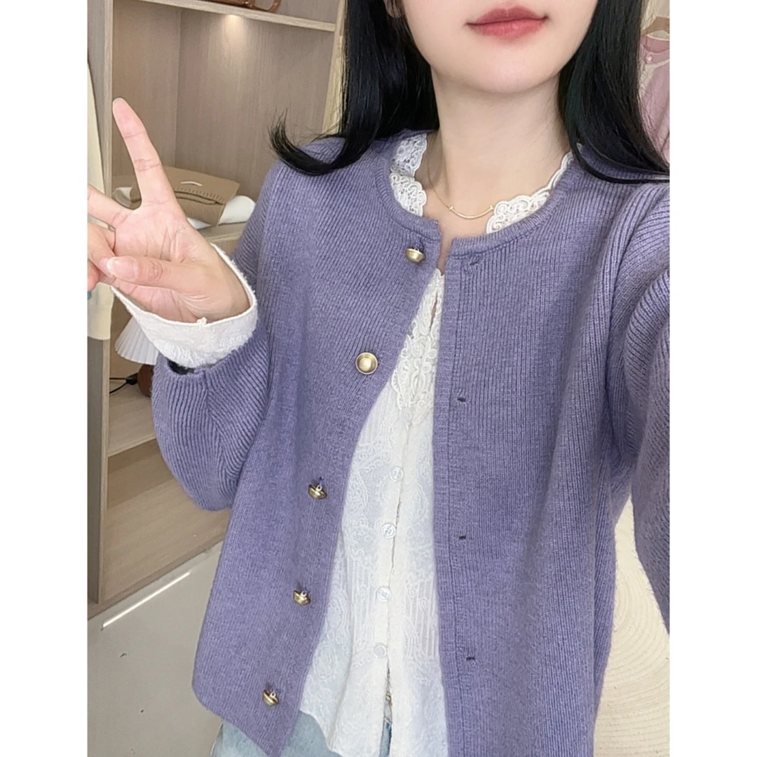 圆领小金扣针织开衫毛衣外套女百搭简约