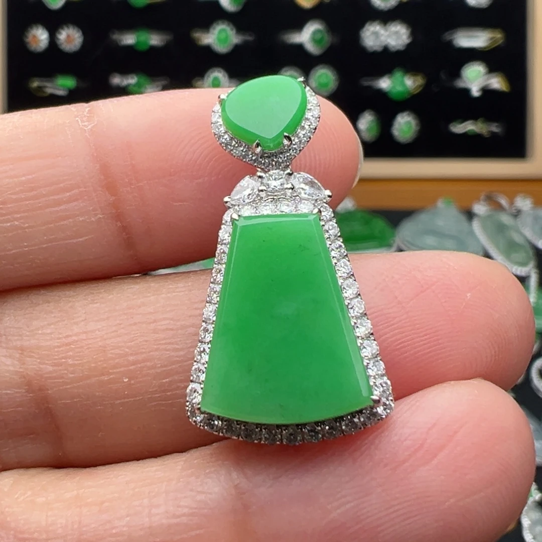 翡翠18K金镶嵌颈饰牌